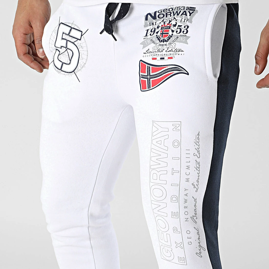 Remise 😀 Pantalon Jogging A Bandes Mantibe Blanc Bleu Marine de Geographical Norway ✨ 3 Remise 😀 Pantalon Jogging A Bandes Mantibe Blanc Bleu Marine de Geographical Norway ✨ – Image 3