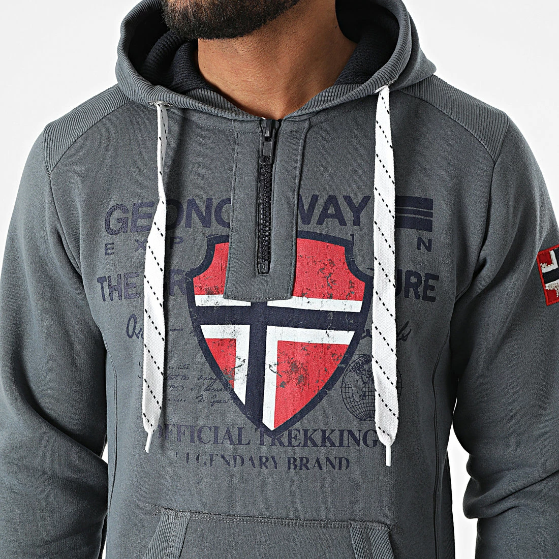 Acheter 🎁 Sweat Col Zippé Capuche Govka Gris Anthracite de Geographical Norway 😍 2 Acheter 🎁 Sweat Col Zippé Capuche Govka Gris Anthracite de Geographical Norway 😍 – Image 2