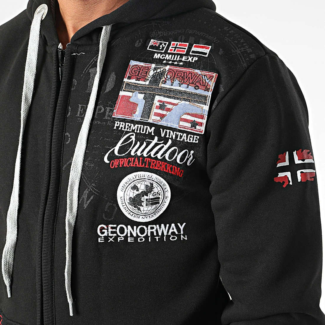 Grosses soldes 🧨 Sweat Zippé Capuche Gotham Noir de Geographical Norway 😀 2 Grosses soldes 🧨 Sweat Zippé Capuche Gotham Noir de Geographical Norway 😀 – Image 2