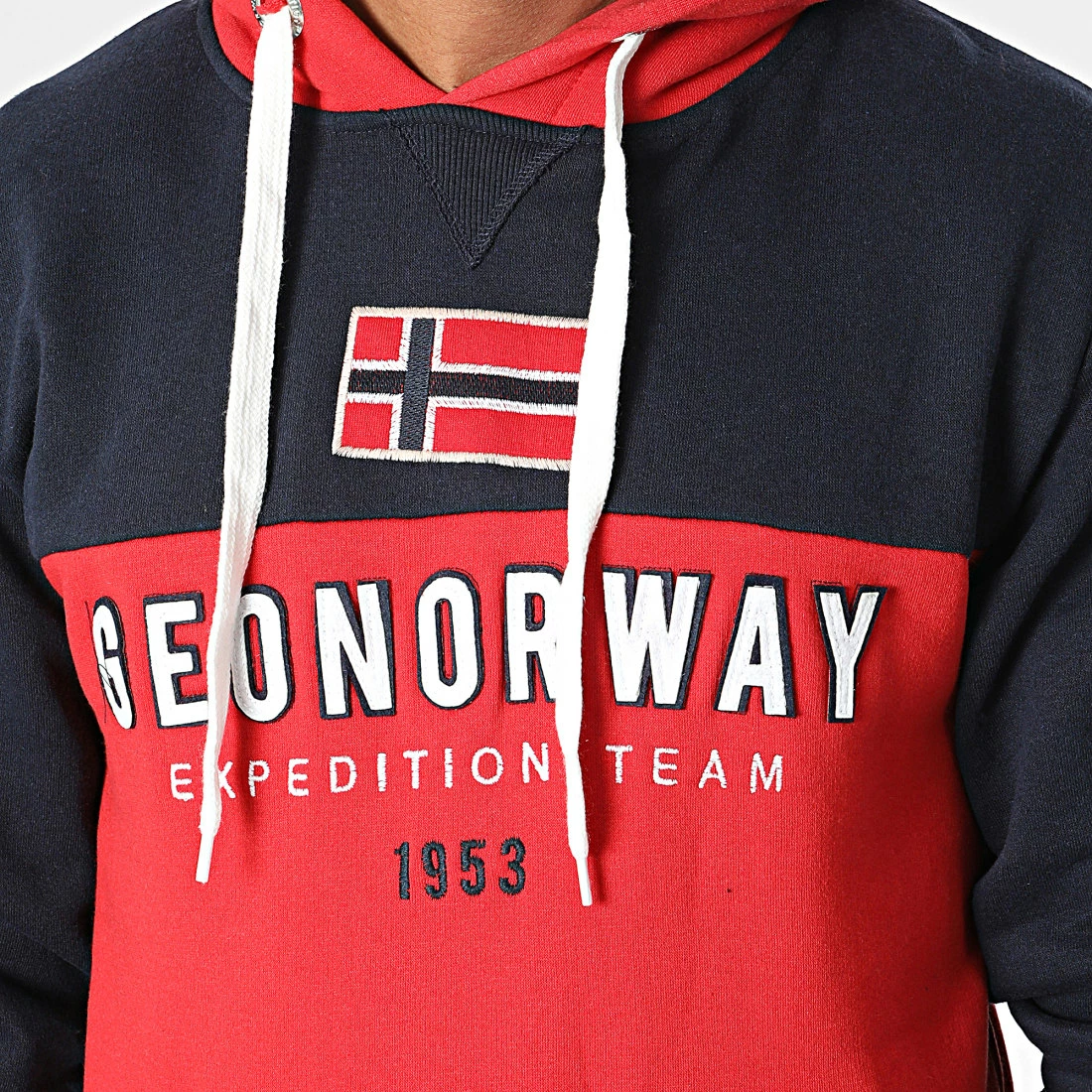 Grosses soldes ✔️ Sweat Capuche Ferato Rouge Bleu Marine de Geographical Norway 😉 2 Grosses soldes ✔️ Sweat Capuche Ferato Rouge Bleu Marine de Geographical Norway 😉 – Image 2